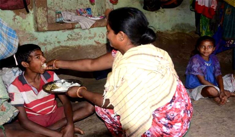 mother-child-eat-food
