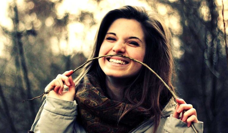 Smile-happy-girl-simple