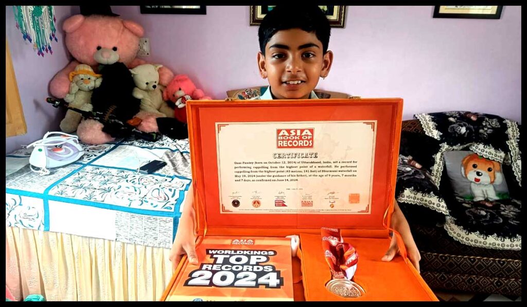 नौ साल की उम्र और ऐतिहासिक उपलब्धि... ओजस खेलो इंडिया खेलो की जिला स्तरीय ताइक्वांडो प्रतियोगिता में पिछले साल स्वर्ण पदक हासिल कर चुके हैं। न्यू बीयरशिवा स्कूल पिथौरागढ में कक्षा छह में अध्ययनरत ओजस आर्टिफिशल राक, आर्मी क्षेत्र में कई बार सफलतापूर्वक आरोहण कर चुके हैं।