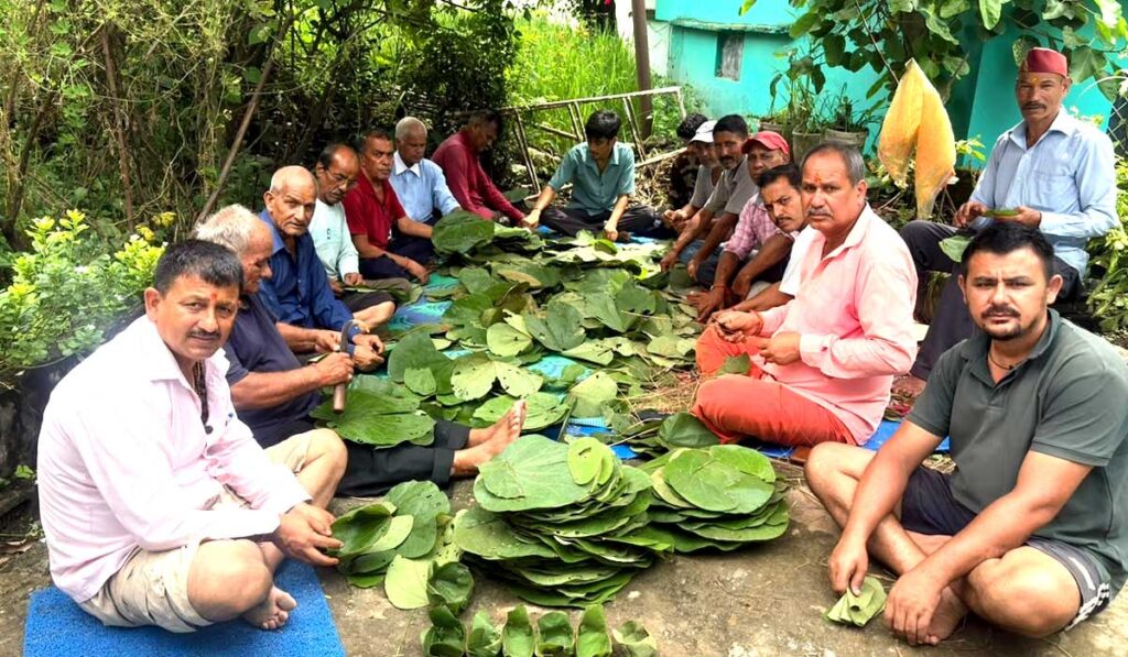 रुद्रप्रयाग के कोठगी-भटवाड़ी गांव में शुभ-मांगलिक कार्यों में मालू घास के पत्तों से दोने-पत्तल बनाने की पारंपरिक परंपरा को फिर से शुरू किया गया। शिक्षक एवं पर्यावरण प्रेमी सत्येंद्र भंडारी के घर से शुरू हुई इस पहल में ग्रामीणों ने जंगल से मालू घास के पत्ते एकत्र कर पारंपरिक तरीके से पत्तल-पुड़खे तैयार किए। ग्रामीणों की यह पहल पर्यावरण संरक्षण के साथ स्थानीय परंपरा और ग्रामीण आर्थिकी को मजबूत करने की दिशा में महत्वपूर्ण कदम मानी जा रही है।