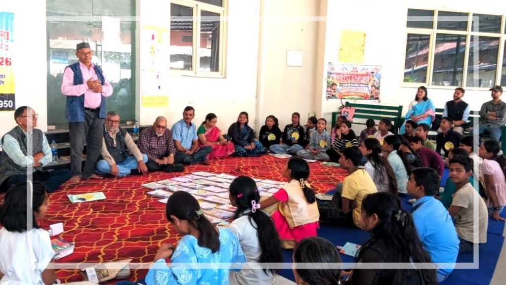 देहरादून की बाल लेखन कार्यशाला में बच्चों द्वारा तैयार हस्तलिखित पुस्तकों की प्रदर्शनी और अपनी रचनाएं प्रस्तुत करते विद्यार्थी।