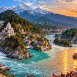 हिमालय के हिमनदों से हरिद्वार के गंगा घाट तक नदी की यात्रा, पर्वतीय मंदिरों और संध्या गंगा आरती का मनोरम दृश्य