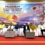 पिथौरागढ़ के विवेकानंद विद्या मंदिर इंटर कॉलेज में भारत-जापान सांस्कृतिक कार्यक्रम और प्लैनेटस्कूल नर शौर्य कॉन्क्लेव के दौरान मंच पर उपस्थित अतिथि