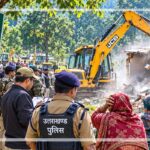 रामनगर के पूछड़ी गांव में वन भूमि से अतिक्रमण हटाने के लिए तैनात जेसीबी और प्रशासनिक टीम