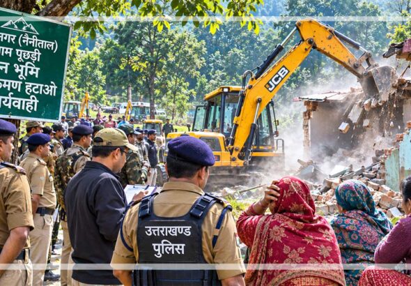 रामनगर के पूछड़ी गांव में वन भूमि से अतिक्रमण हटाने के लिए तैनात जेसीबी और प्रशासनिक टीम
