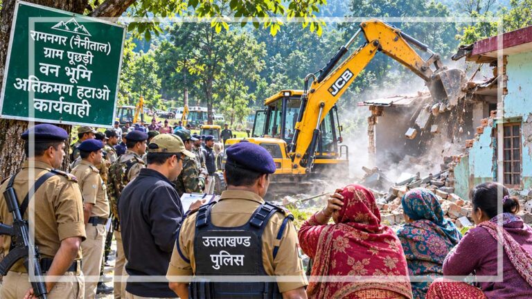 रामनगर के पूछड़ी गांव में वन भूमि से अतिक्रमण हटाने के लिए तैनात जेसीबी और प्रशासनिक टीम