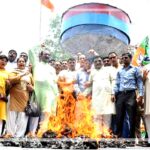 उत्तराखंड में अखिलेश यादव की टिप्पणी के विरोध में भाजपा कार्यकर्ताओं और प्रदर्शनकारियों द्वारा पुतला दहन का सांकेतिक दृश्य