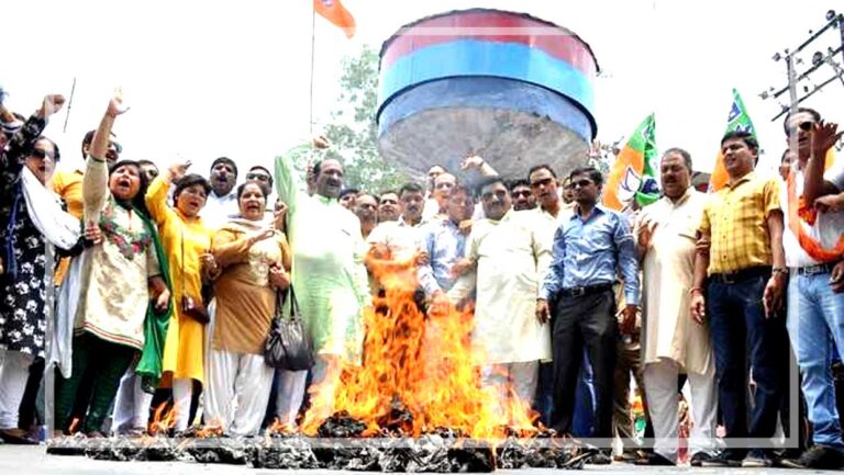 उत्तराखंड में अखिलेश यादव की टिप्पणी के विरोध में भाजपा कार्यकर्ताओं और प्रदर्शनकारियों द्वारा पुतला दहन का सांकेतिक दृश्य
