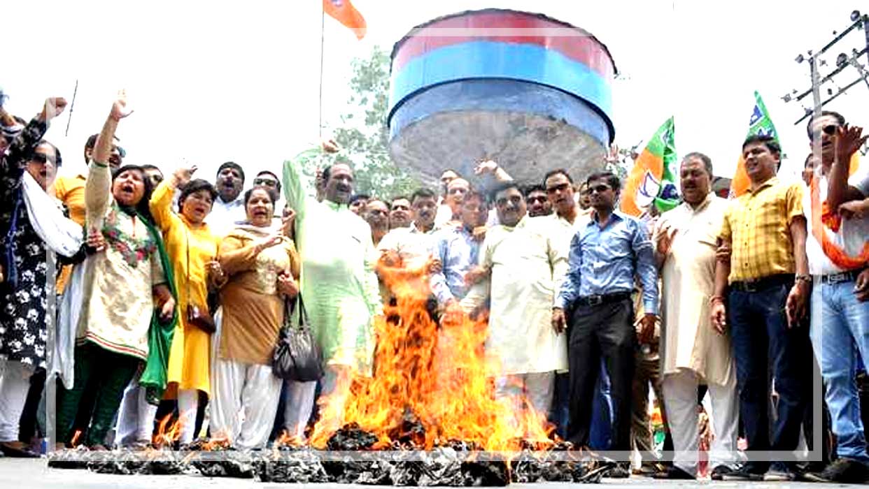 उत्तराखंड में अखिलेश यादव की टिप्पणी के विरोध में भाजपा कार्यकर्ताओं और प्रदर्शनकारियों द्वारा पुतला दहन का सांकेतिक दृश्य