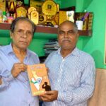 वन्दे भारतम् पुस्तक और उसके साहित्यिक योगदान पर चर्चा करते कवि चितरंजन चैनपुरा एवं सत्येन्द्र कुमार पाठक