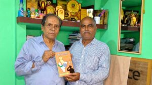 वन्दे भारतम् पुस्तक और उसके साहित्यिक योगदान पर चर्चा करते कवि चितरंजन चैनपुरा एवं सत्येन्द्र कुमार पाठक